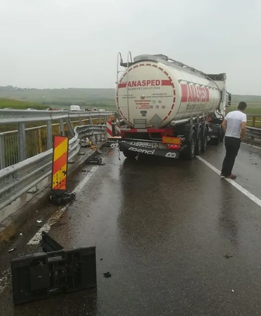 Accident pe raza localității Ilișești. Un autotren a intrat într-un parapet metalic FOTO