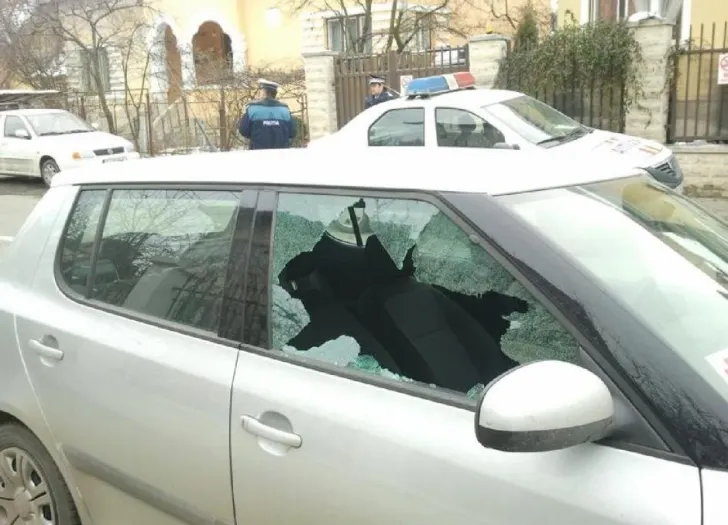 Un botoșănean a fost reținut după ce a spart geamul unei mașini și a furat o borsetă cu bani