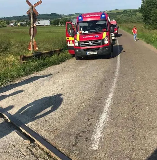 Autoturism acroșat de trenul Iași-Timișoara