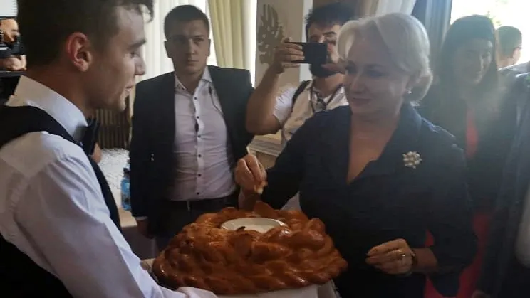 VIDEO Viorica Dăncilă, primită cu pâine și sare la Fălticeni