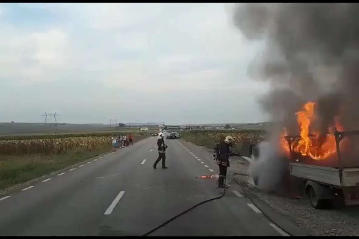 O autoutilitară a luat foc în mers, pe raza localității Cumpărătura VIDEO