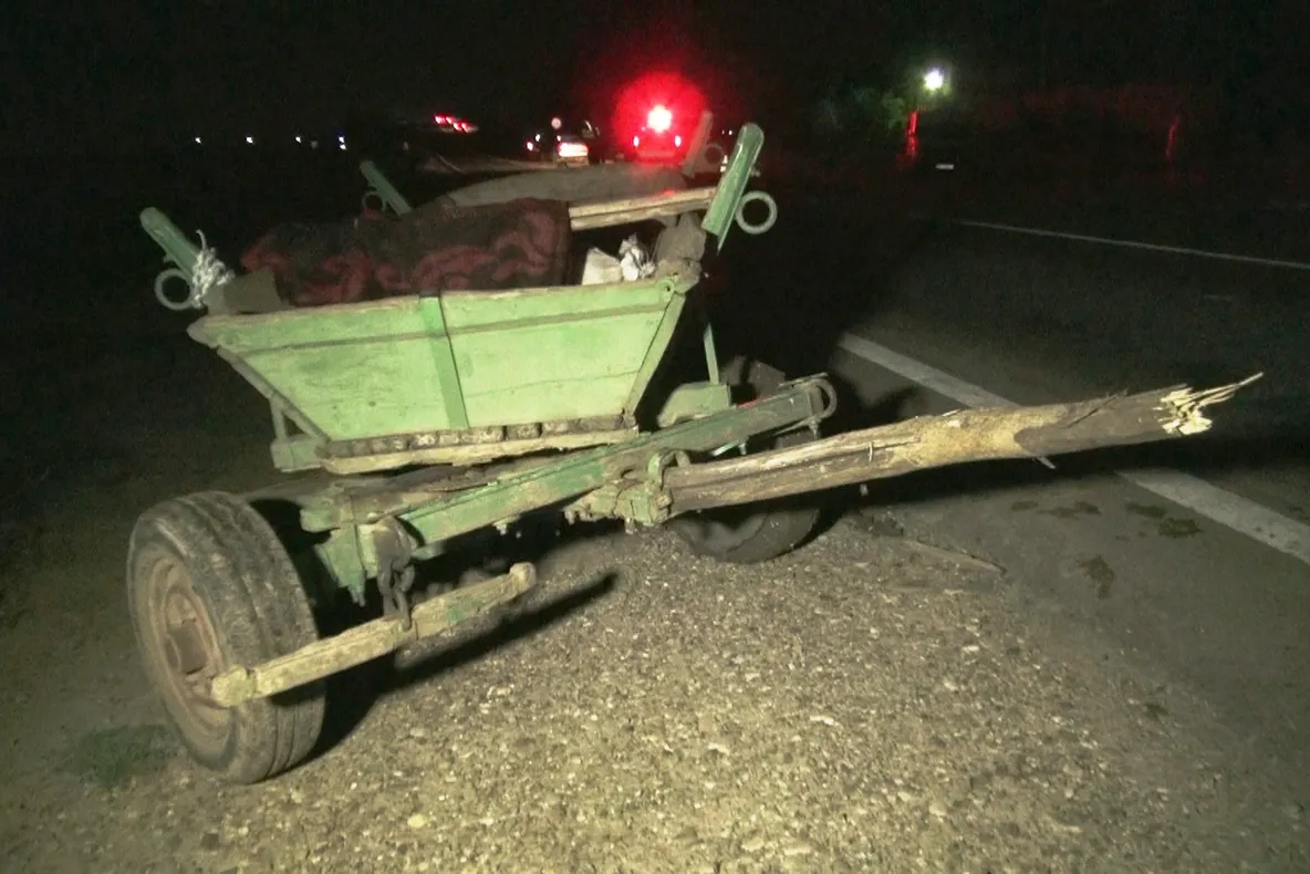 Două persoane au fost rănite după ce o mașina a intrat în coliziune cu o căruță nesemnalizată