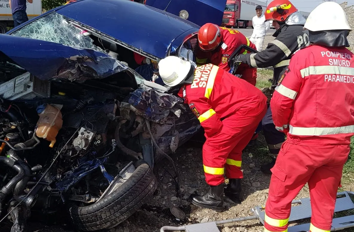 Accident grav la ieșire din Fălticeni. Un șofer a rămas încarcerat VIDEO