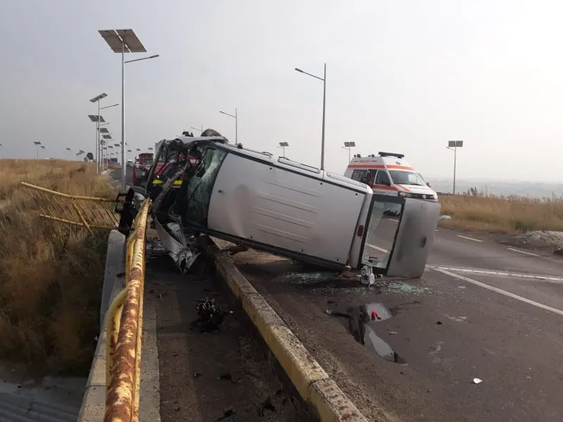 Microbuz răsturnat după ce s-a izbit violent de un cap de pod FOTO