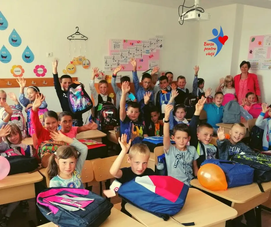 Peste o sută de ghiozdane echipate, donate copiilor din Baia