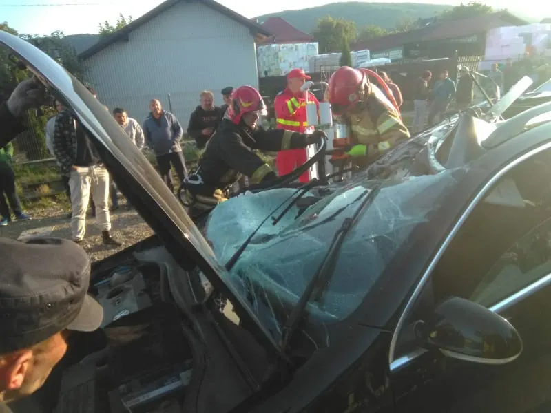 O persoană a ajuns în comă la spital după ce autoturismul în care se afla a intrat în coliziune cu o autoutilitară staționată FOTO