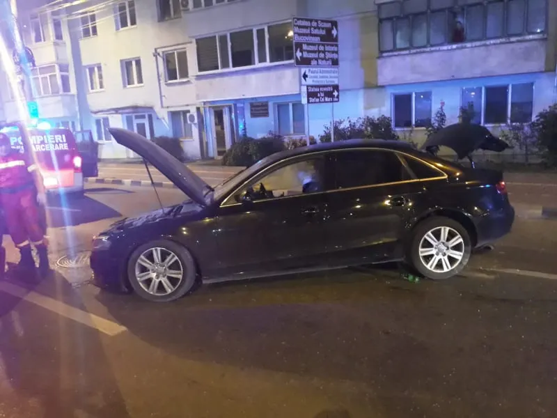 Accident grav în municipiul Suceava. O mașină a intrat într-un stâlp