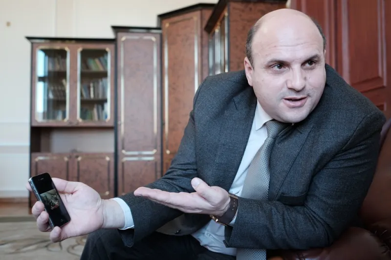 Președintele regiunii Cernăuți, Ioan Muntean, acuzat că ar fi primit o șpagă de 180.000 de dolari