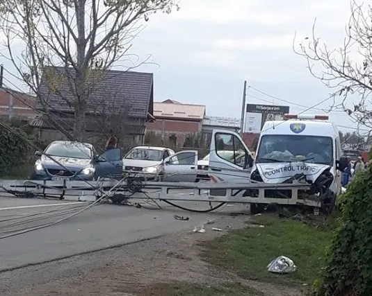 Accident cu trei victime după ce o dubă aparținând ISCTR - Control Trafic a intrat într-o depășire neregulamentară VIDEO