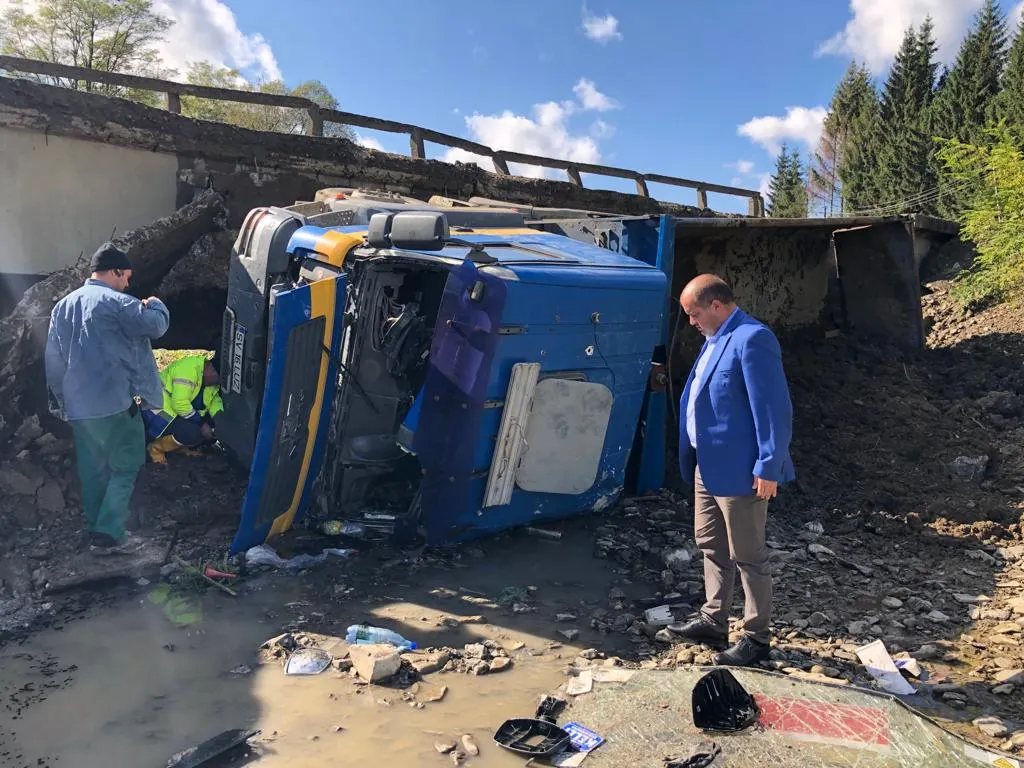 Pod prăbușit sub greutatea unui camion, la Găinești