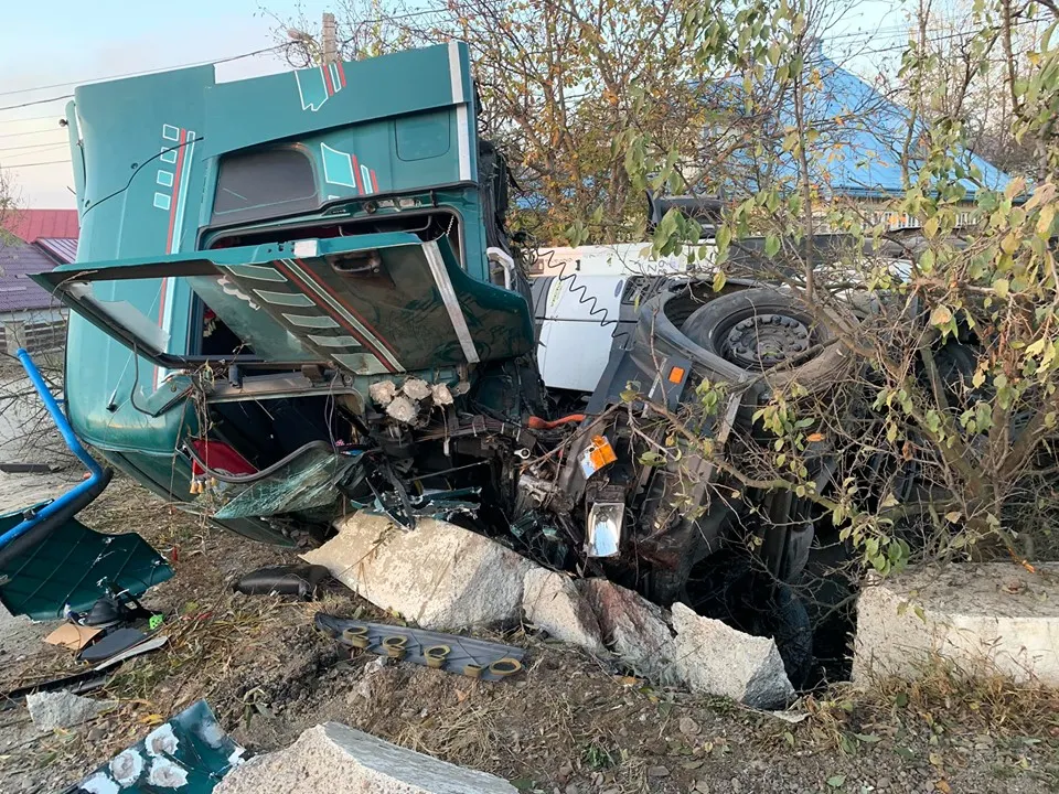 Un tir scăpat de sub control s-a răsturnat la Milișăuți FOTO
