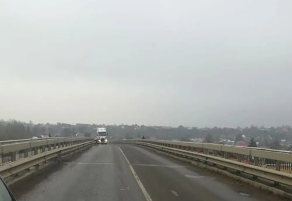 Se circulă din nou fără restricții pe podul de la Dornești FOTO