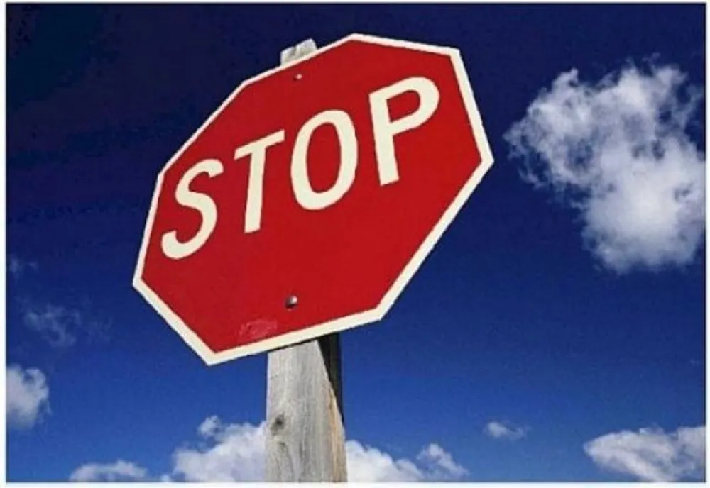 De beat ce era, un șofer nu a mai văzut indicatorul “STOP”. A pătruns pe contrasens și a avariat un autoturism