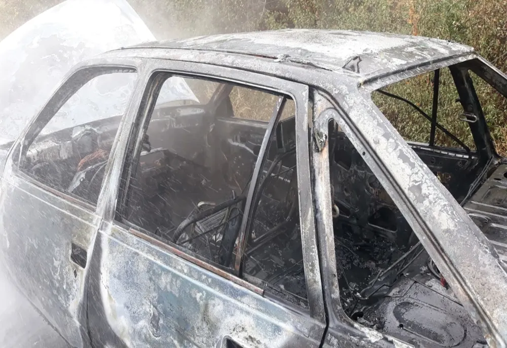 Un bărbat și-a incendiat din greșeală mașina în timp ce îi curăța interiorul
