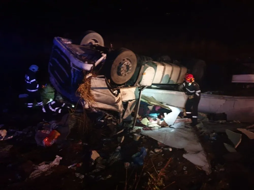 Un tir încărcat cu struguri s-a răsturnat la intrarea în Siret Foto 