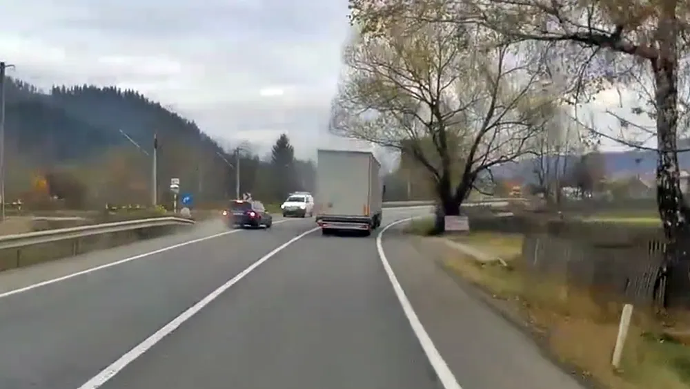 VIDEO Șofer care putea să producă o tragedie: „Mi se fâlfâie! Da, îl omoram pe ăla, care-i problema? Am asigurare la mașină, mă p.. pe el!”