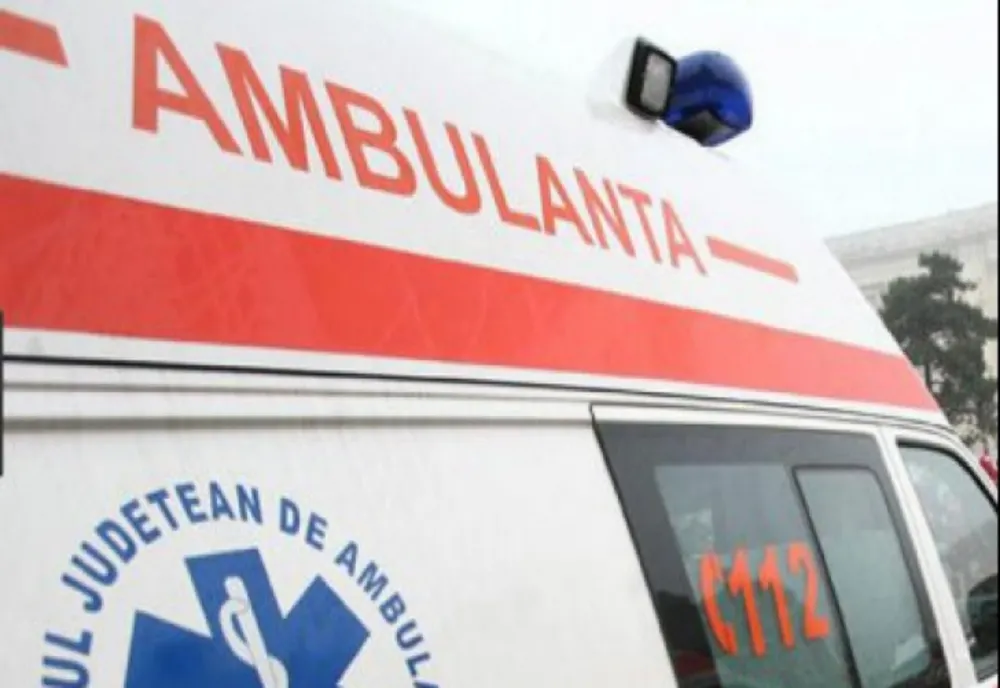 A căzut de la cinci metri înălțime, după ce s-a urcat pe o scară improvizată 