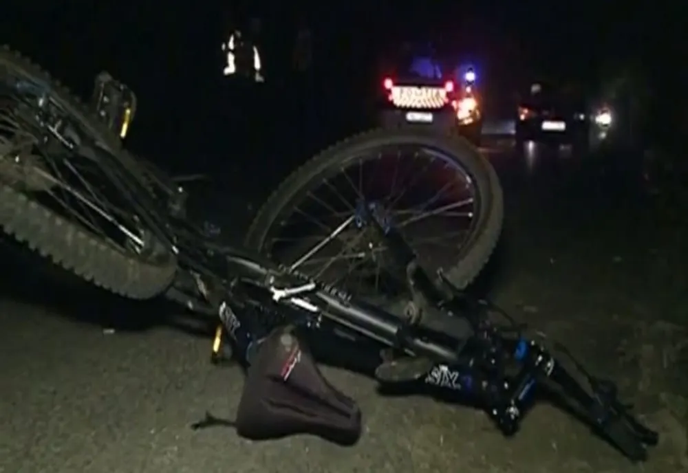 Biciclist beat, acroșat de un autoturism