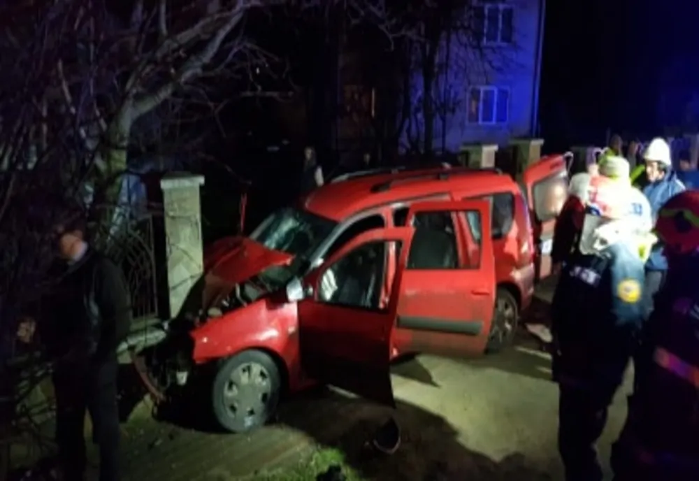 Patru persoane au fost rănite după ce s-au izbit cu mașina de un gard de beton FOTO