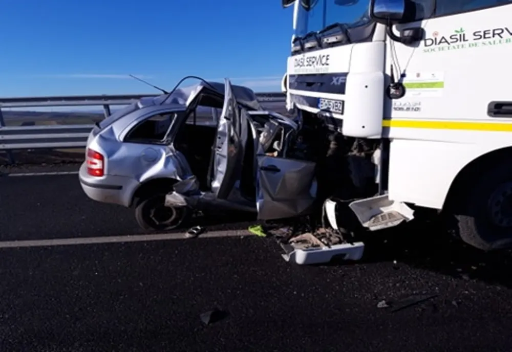 Un bărbat și-a pierdut viața după o coliziune frontală dintre un autoturism și un camion FOTO