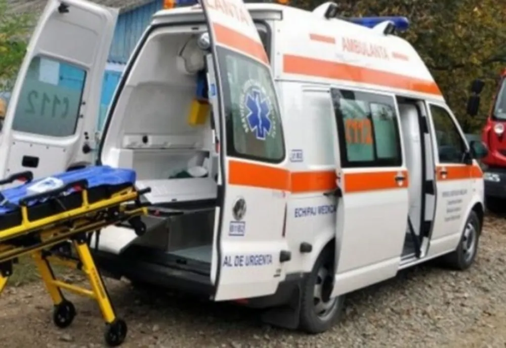 Un muncitor a ajuns la spital după ce s-a răsturnat cu un utilaj de compactare