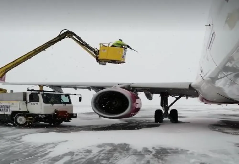 În ciuda viscolului, Aeroportul Suceava este operațional VIDEO