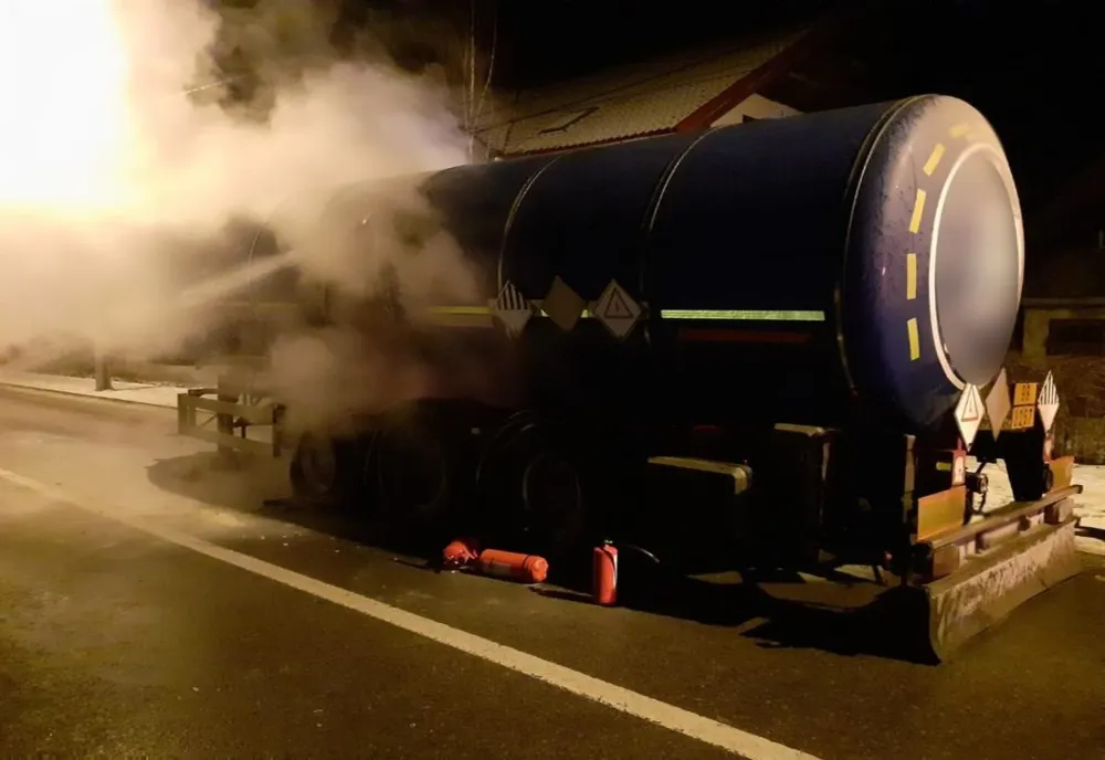 Un TIR încărcat cu bitum a luat foc în mers pe raza municipiului Câmpulung Moldovenesc FOTO
