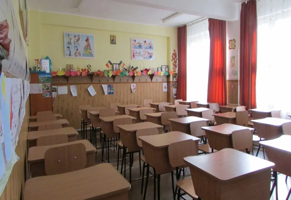 O mamă a fost reținută după ce a intrat într-o școală și a bătut un elev