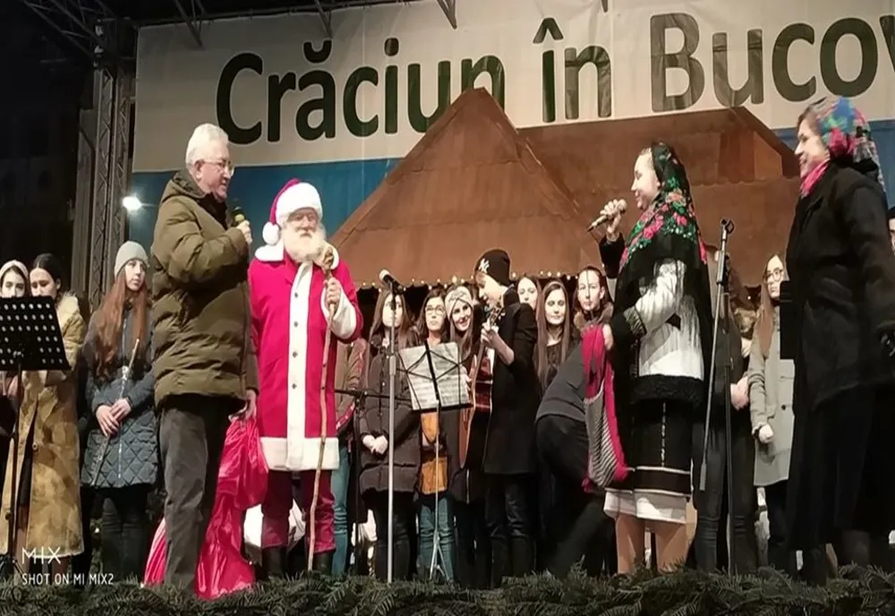 Moș Crăciun a împărțit peste 3000 de cadouri în centrul Sucevei. Primarul Ion Lungu i-a colindat pe cei prezenți VIDEO