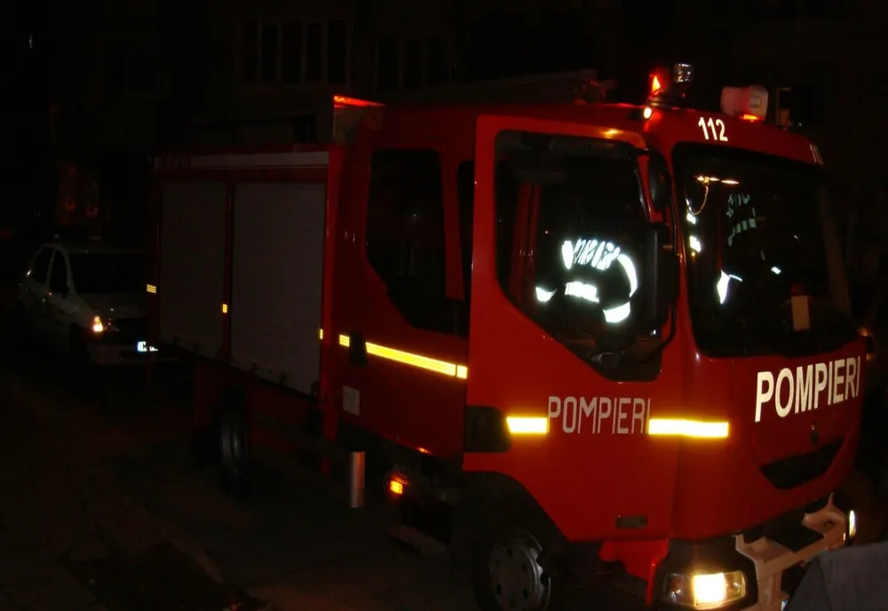 Autoturism cuprins de flăcări pe o stradă din Siret