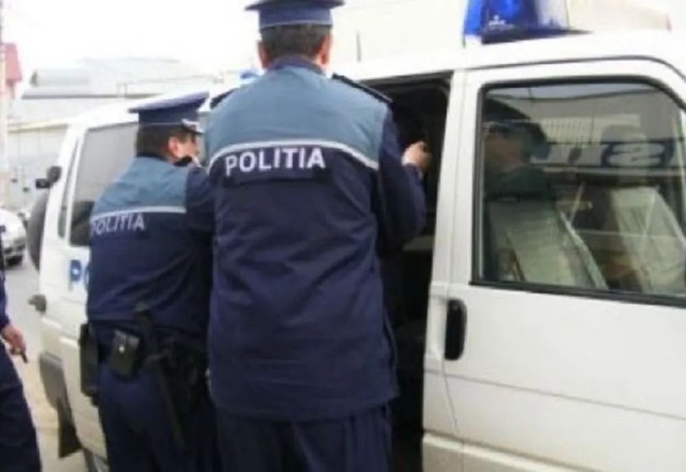 Beat și fără permis, un tânăr s-a răsturnat cu mașina în curtea unei case