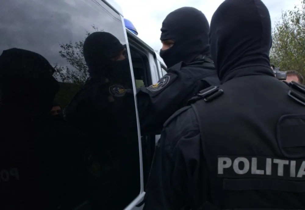 Tânăr ridicat de mascați dintr-o casă de rugăciune, după ce a fost condamnat la închisoare cu executare