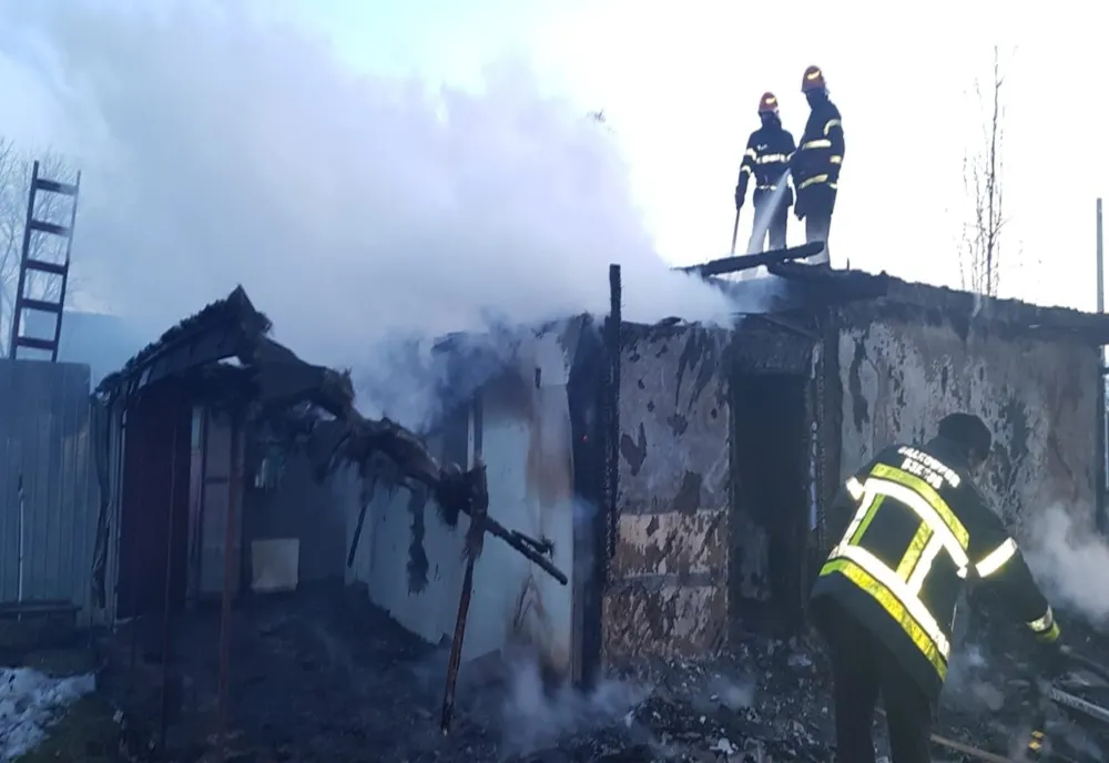 Incendiu urmat de o explozie la o casă din comuna Boroaia VIDEO