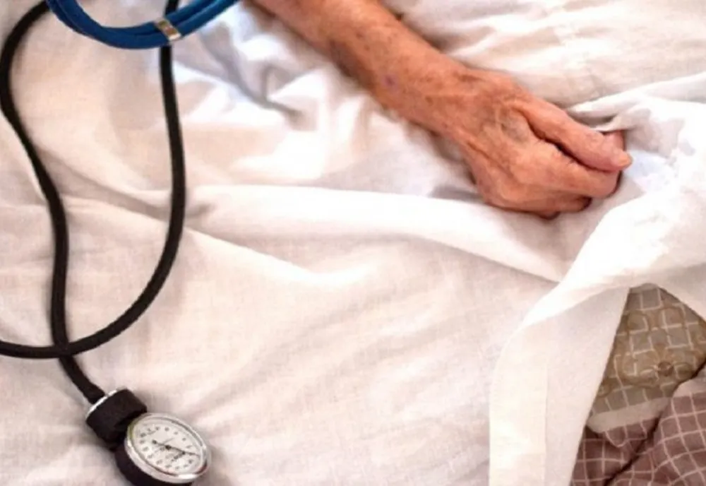 O bâtrână a murit la spital la două săptămâni după ce a căzut pe plita încinsă