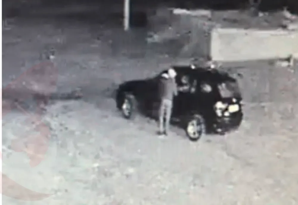Doi indivizi, prinși în flagrant în timp ce încercau să fure un catalizator de la un autoturism