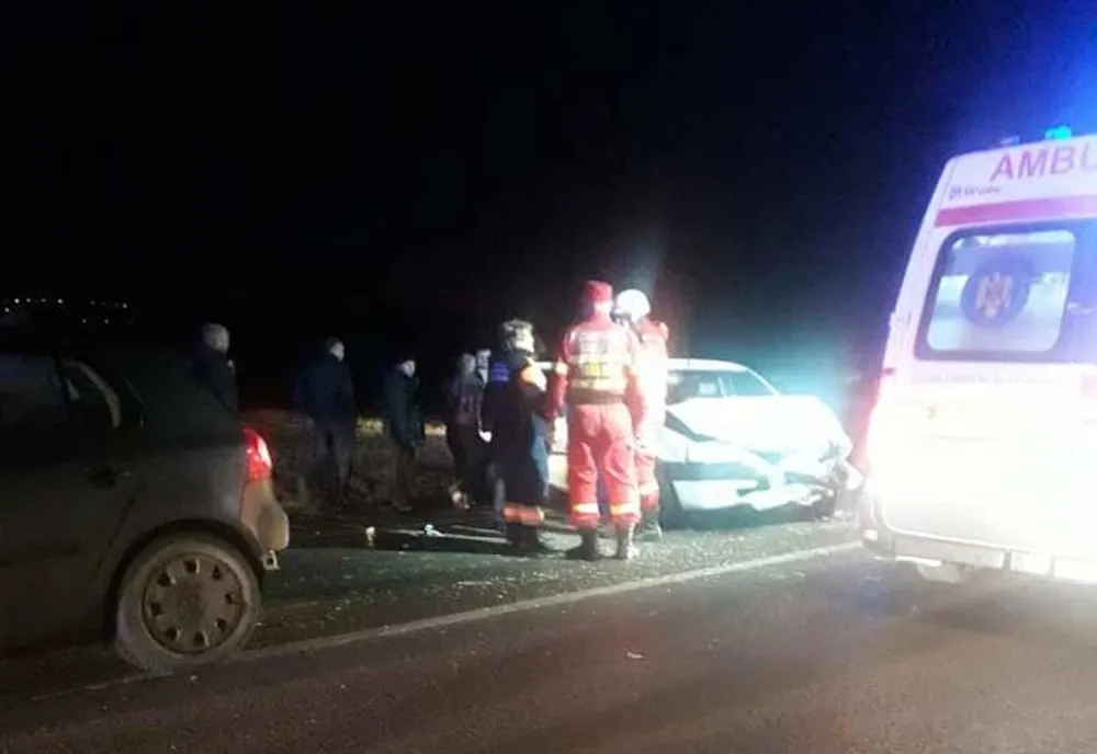 Patru persoane rănite după o coliziune între trei mașini la Pătrăuți FOTO