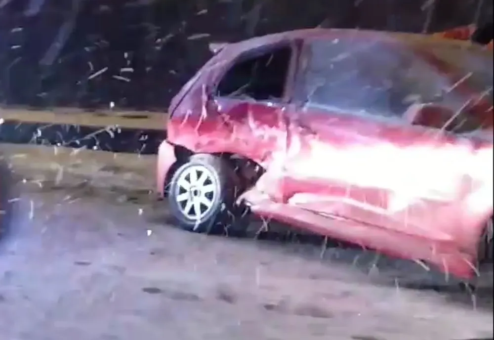 Accident în municipiul Suceava. O șoferiță a derapat cu mașina pe zăpadă şi a intrat pe contrasens VIDEO