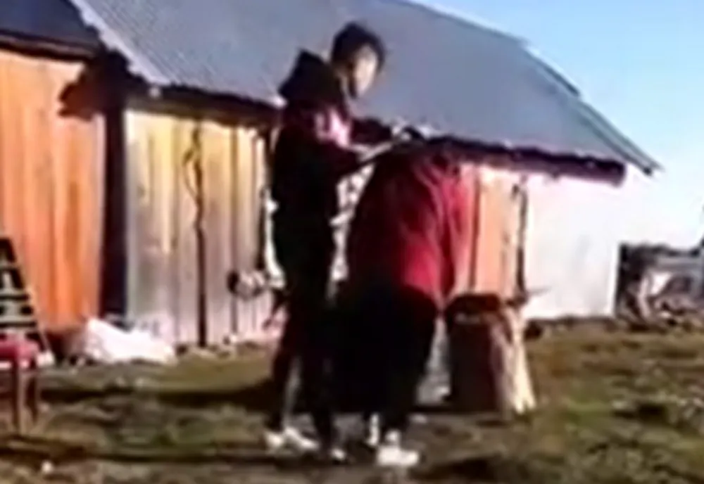 Imagini șocante. Minoră însărcinată bătută cu sălbăticie de concubin VIDEO