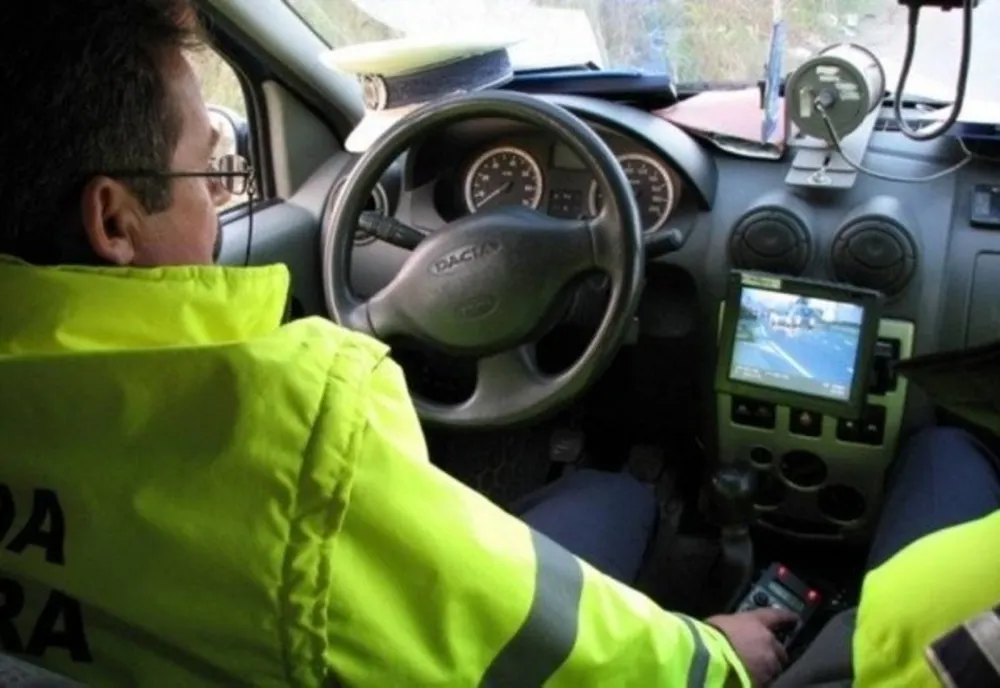 Bărbat cu permisul suspendat, prins de polițiști în timp ce conducea prin municipiul Suceava cu 114 km/h