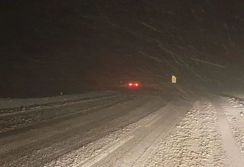 Ninsoare abundentă în zona Dornelor. Circulația rutieră se desfășoară în condiții de iarnă
