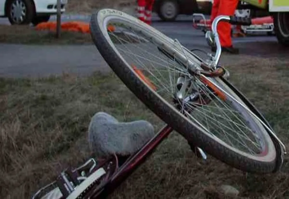 O fetiță din Poieni Solca a ajuns în stare gravă la spital după ce a căzut de pe bicicletă