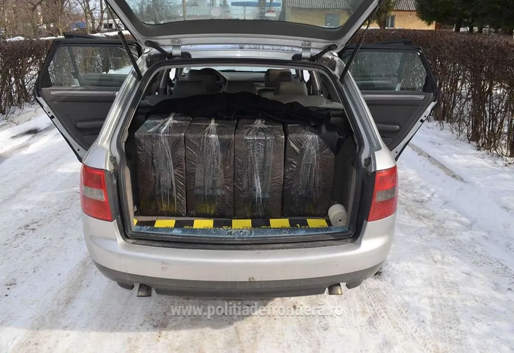 Prinsă în trafic în timp ce transporta aproximativ 3.000 pachete de țigări de contrabandă FOTO