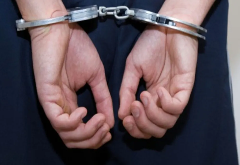 Un agent de poliție a fost reținut pentru 24 de ore pentru trafic de influență și luare de mită