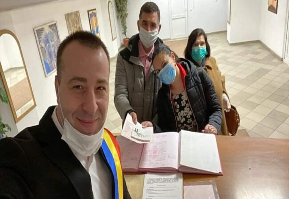 Căsătorii în timpul coronaviruslui, la Primăria Suceava. Mirii și miresele cu măști și mănuși de protecție FOTO