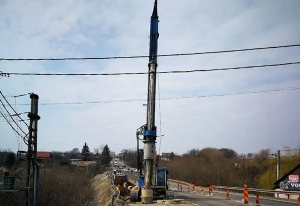 Au fost reluate lucrările de consolidare a DN 17, la Ilișești FOTO