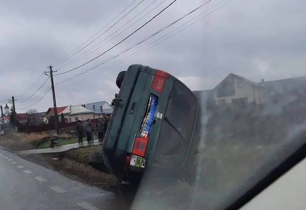 Trei răniți după ce au ajuns cu mașina în șanț, la Cumpărătura FOTO