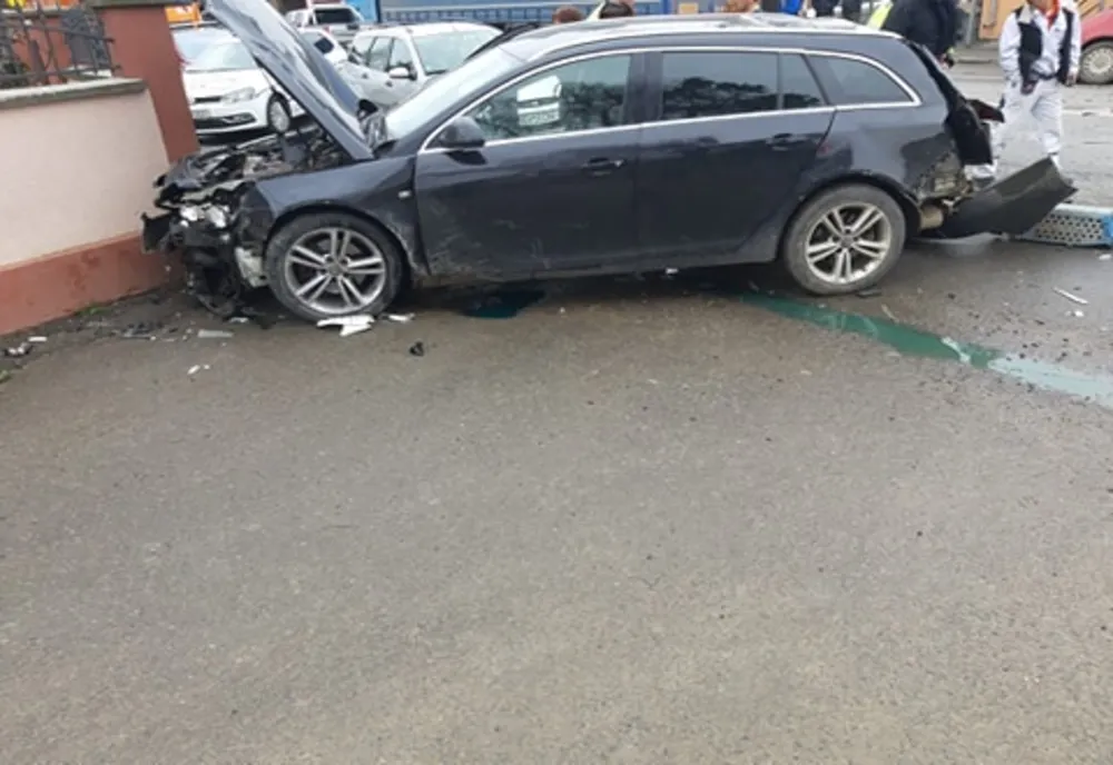 Cinci persoane implicate într-un accident rutier, la Gura Humorului. Trei autovehicule au intrat în coliziune FOTO