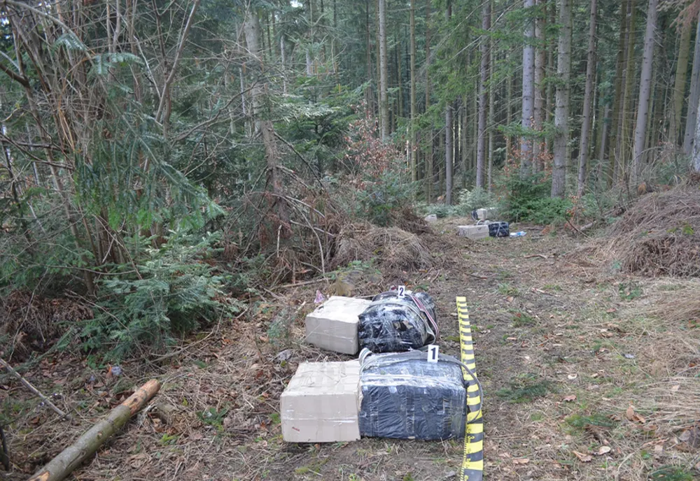 Țigări de contrabandă abandonate, după ce polițiștii de frontieră au tras șase focuri de armă FOTO VIDEO