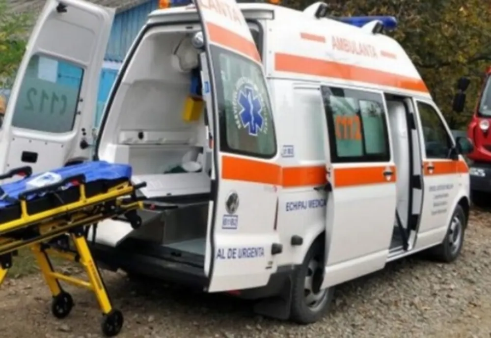 Accident rutier cu o victimă, la Câmpulung Moldovenesc. Un șofer s-a izbit cu mașina într-un copac