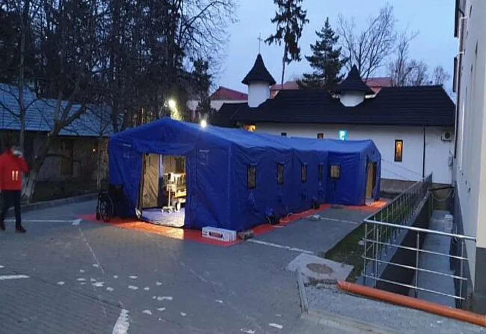 Un cort tip tunel pentru pre-triajul pacienților a fost montat în curtea Spitalului Vechi FOTO